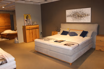 Schlafzimmermöbel in Massivholz, Boxspringbett